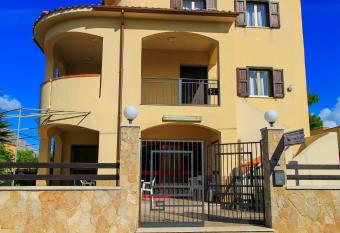 Casa Vacanze L Orizzonte has Balcony rooms