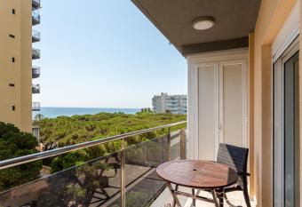 Apartment 60 mtres from the beach has Balcony rooms