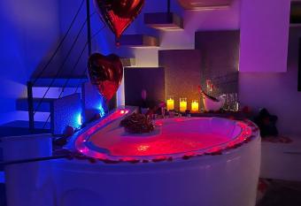 Affittacamere La Magnolia has rooms with a private hot tub