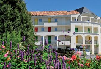 Vacanc  ole - Les Jardins de l Amiraut   has Balcony rooms