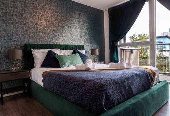 The Ivy . Contemporary Apart . Ideal for long stay has Balcony rooms