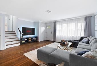 New Stylish Beach Home near Stamford Downtown/Cove Beach/ 40 min to NYC allows 18 year olds to book a room