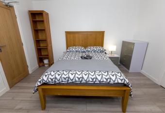 Comfortable stay in Shirley, Solihull - Room-2 allows 18 year olds to book a room