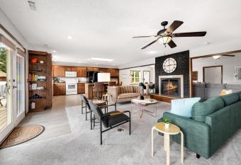 Hillside Hideaway - Lake Views and Lake Access - HOT TUB! has Balcony rooms