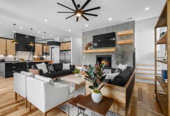 The Fillmore - Hot Tub - 1 mi to Downtown has Balcony rooms