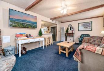 Chip O Wood Cabin has rooms with a private hot tub