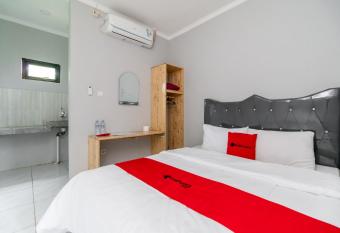 RedDoorz Plus near Jungeland Sentul has Balcony rooms