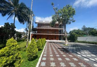 DOLPHIN ENCLAVE SERVICE STUDIO APARTMENTS allows 18 year olds to book a room