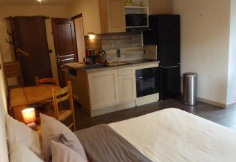 Les Pucines bis Bas de villa 29 m2 luxe rez de jardin climatisation plein sud has Balcony rooms