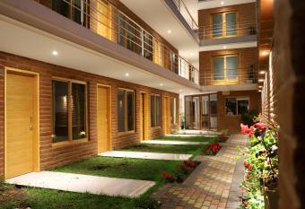 Hotel El Geranio allows 18 year olds to book a room