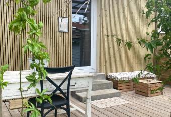 Adorables studios - emplacement id  al allows 18 year olds to book a room