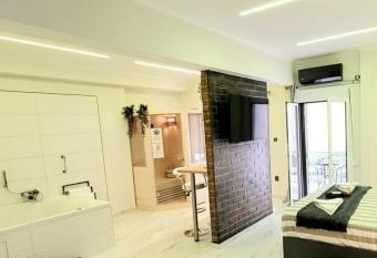 ROMANTIC DELUXE SVITE wise Jacuzzi and Sauna has rooms with a private hot tub