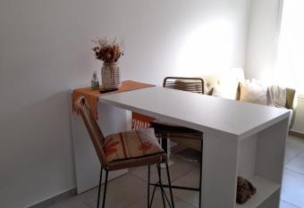 Departamento moderno y luminoso, en planta baja, con patio y excelente ubicaci  n allows 18 year olds to book a room