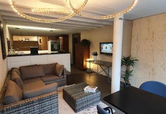 Waar Maas & Waal..... allows 18 year olds to book a room