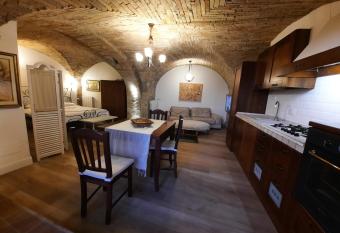 Dimora Porta Venere allows 18 year olds to book a room