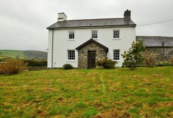 Pengarreg Fawr has rooms with a private hot tub