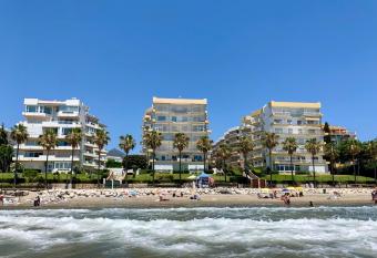 Apartment Overlooking the Beach has Smoking rooms