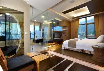 Hofi Villa has rooms with a private hot tub