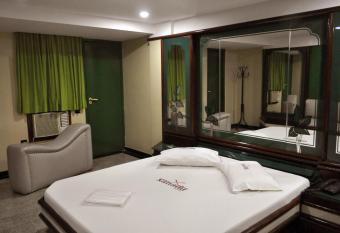 Hotel Xanadu - Adults Only has rooms with a private hot tub