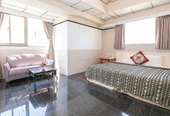 Yi Pin Business Hotel allows 18 year olds to book a room