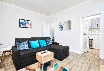 5 minutes from Leeds City Centre - Parking allows 18 year olds to book a room