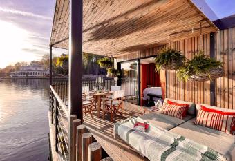 Brindos, Lac & Ch  teau - Relais & Ch  teaux - Anglet Biarritz has rooms with a private hot tub