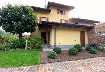 Entire accommodation with private garden near Milan and Lake Como - Free parking - Family friendly allows 18 year olds to book a room