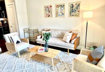 Immaculate Apartment w/King Bed &Resort Style Pool has Balcony rooms