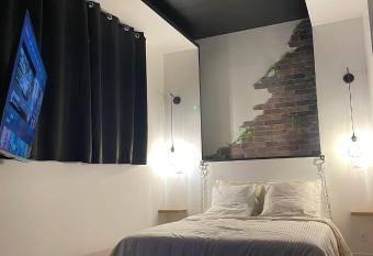 La suite Grenoble spa jacuzzi et sauna privatif allows 18 year olds to book a room