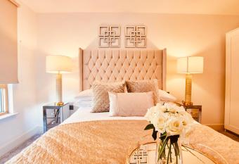 PRIMEDOORSTEP Deluxe City Centre Apt Balcony & View & Free Parking has Balcony rooms