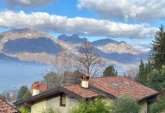 Villa Fiesta has Balcony rooms