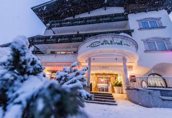 Hotel Central has Balcony rooms