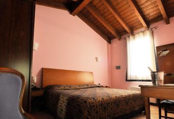 Locanda Baraca has rooms with a private hot tub