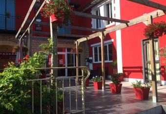 H  tel de La Beauronne has Balcony rooms