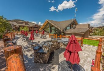 Westgate Park City Differentiated Modern Update Top Floor View Deluxe Studio has rooms with a private hot tub