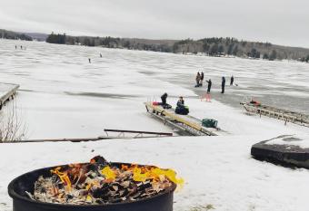Baptiste Lake Lodge has rooms with a private hot tub