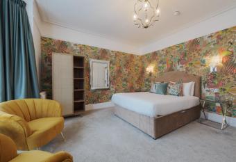 Florence Gardens Boutique Hotel and Restaurant allows 18 year olds to book a room