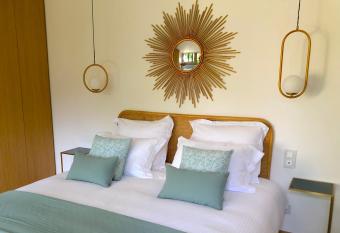 Les Nuits P  tillantes has rooms with a private hot tub