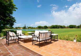 Los Lagos 19 has rooms with a private hot tub