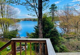 Poconos Lake House Near Ski Resort has Balcony rooms