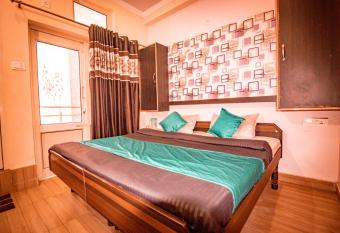 Triple One Hostel & Hotel, Rishikesh - Near Lakshman Jhula has rooms with a private hot tub