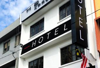 HAKO XPRESS TMN SKUDAI BARU allows 18 year olds to book a room