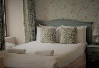 The Waterfront Townhouse Accommodation has Balcony rooms