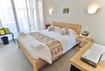 Hotel Sables D or allows 18 year olds to book a room