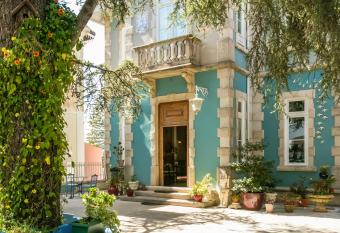 Chalet Saudade allows 18 year olds to book a room