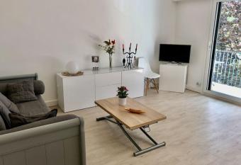 Fleur de Sel La Baule - Sa plage    45 metres - T2 au calme dans les pins avec 4G et Wifi - 4 couchages confortables - Avenue Victor Hugo has Balcony rooms