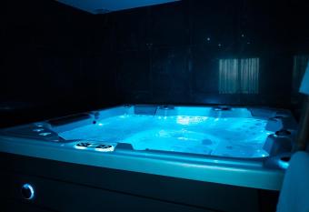 Love night Marseille jacuzzi allows 18 year olds to book a room