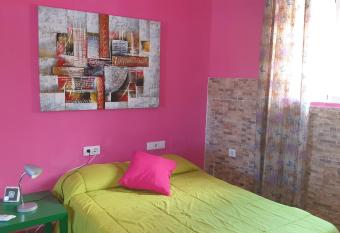 Peque  o Estudio allows 18 year olds to book a room