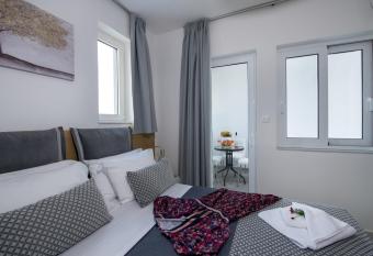 Deluxe City Hotel has Balcony rooms