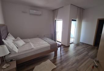 KASNAR ROOMS has Balcony rooms